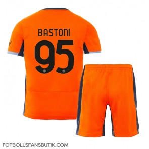 Inter Milan Alessandro Bastoni #95 Replika Tredje Tröja Barn 2023-24 Kortärmad (+ Korta byxor)